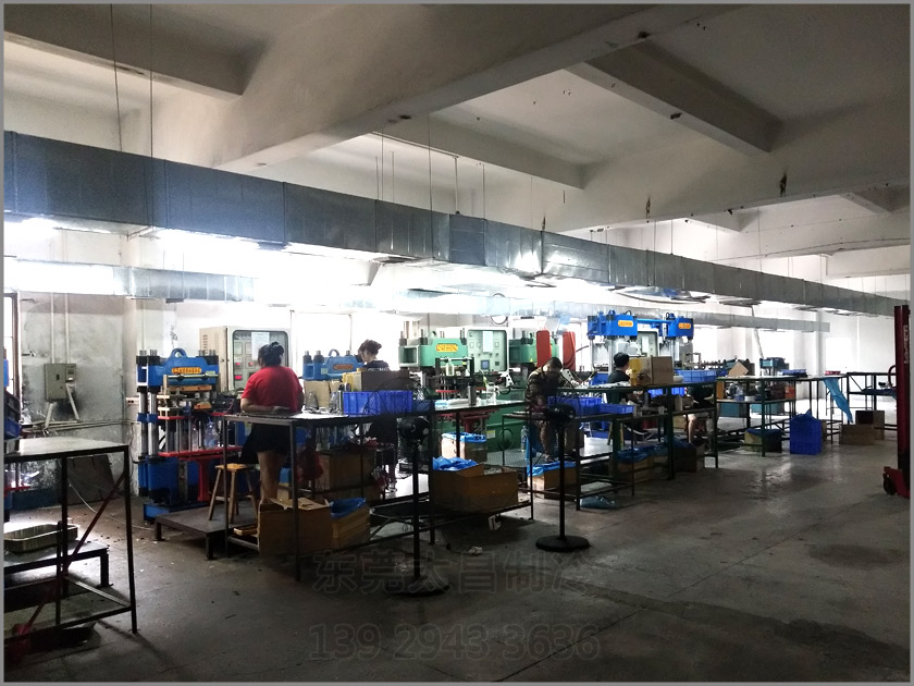樟木頭吸盤廠車間降溫工程,環(huán)?？照{(diào),車間降溫,大型空調(diào),廠房降溫,潤(rùn)東方環(huán)保空調(diào)